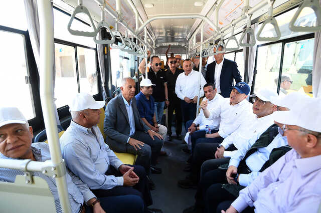 تشغيل الأتوبيسات الكهربائية وعربات الجول في منطقة الأهرامات بمصر 