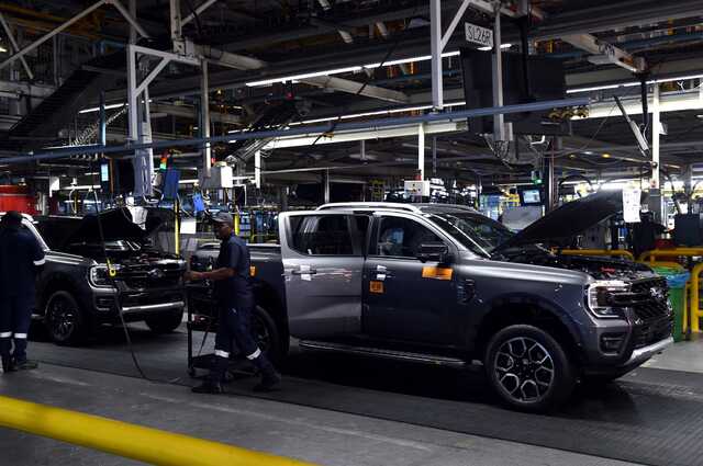 مدبولي يزور مصانع السيارات بجنوب أفريقيا ويؤكد امكانية استنساخ تجربتها