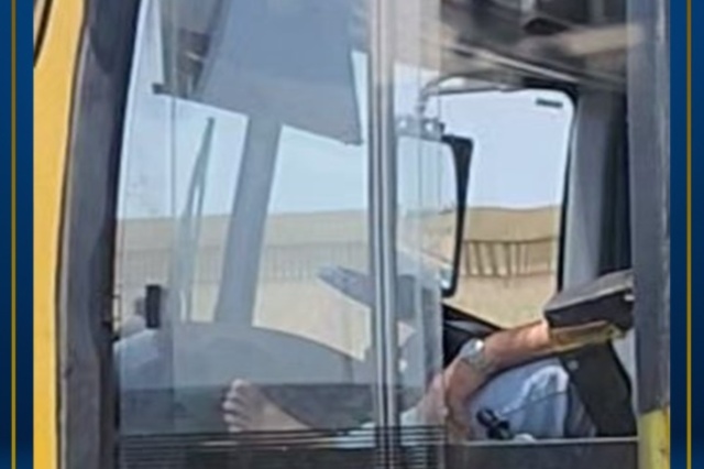 ضبط سائق أتوبيس نقل عام للقيادة بتهور ووضع قدمه بجوار النافذة