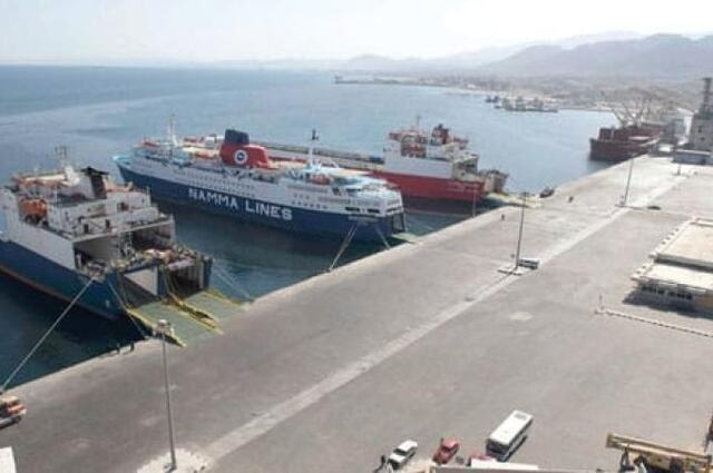 وصول وخروج 446 شاحنة و187 سيارة من موانيء البحر الأحمر اليوم