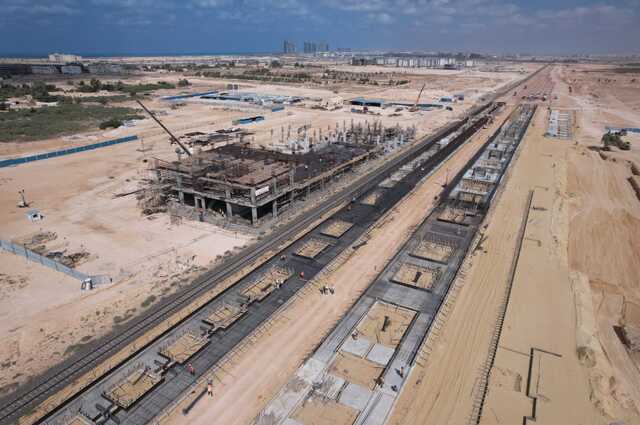 بالصور : القطار الكهربائي السريع في محطات العلمين والحمام والعامرية