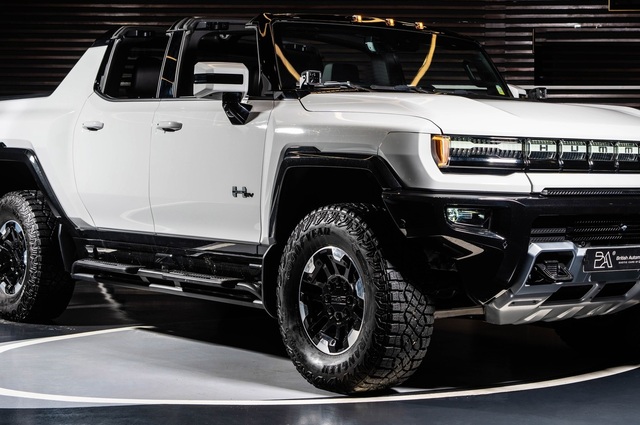 لأول مرة في مصر : GMC هامر الكهربائية بمشية السلطعون الشهيرة