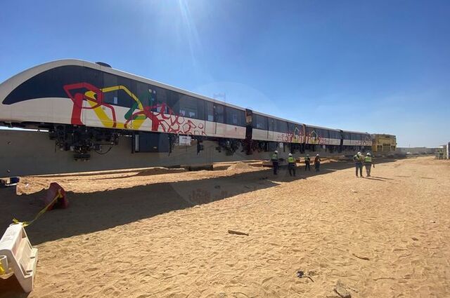 تركيب أول قطار داخل مشروع مونوريل غرب النيل 