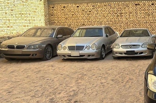 ضبط 3 سيارات معاقين للتهرب الجمركي وقطع غيار وزيوت ودراجات نارية