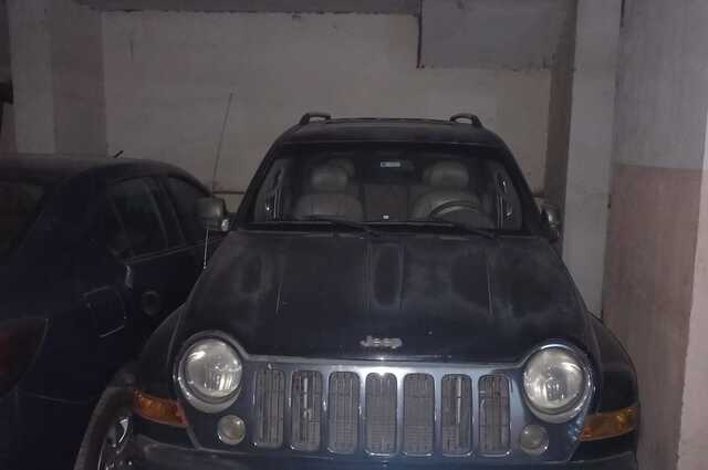 جيب شيروكي و14 سيارة نقل بمزادين في يونيو