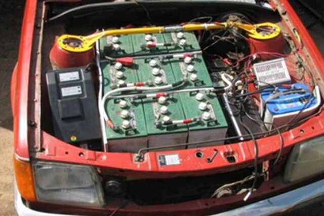 الحكومة تناقش دور شركات مصرية في تحويل السيارات العادية لكهربائية 