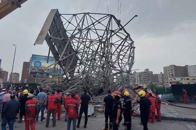 استمرار تداعيات سقوط لوحة إعلانية ضخمة بمصر ومفاجئة حول اللوحة