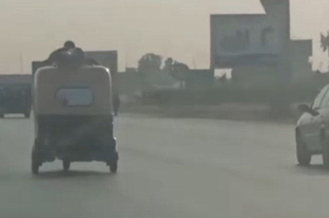 سقوط أبطال واقعة التعلق على سقف توك توك في القاهرة