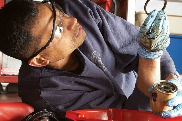 أسباب تغيير زيت محرك السيارة بانتظام