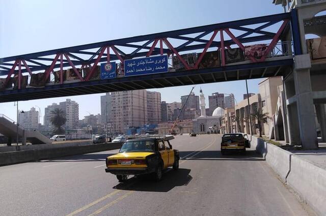 استعدادات العيد في مصر .. تحول كوبري مشاة لمكان لتجفيف السجاد