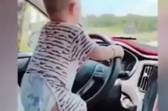 كشف ملابسات واقعة استعراض سائق بسيارة وعلى قدمه طفل صغير