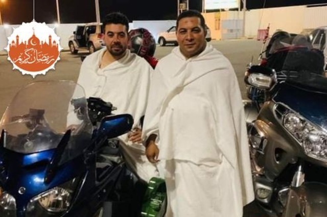 شابان من مصر يؤديان العمرة باستخدام الموتوسيكلات
