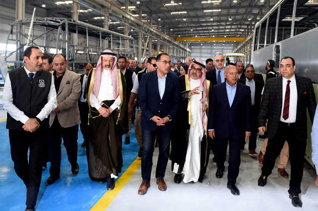 رئيس الوزراء يزور مصنع لانتاج الأتوبيسات التصدير في مصر