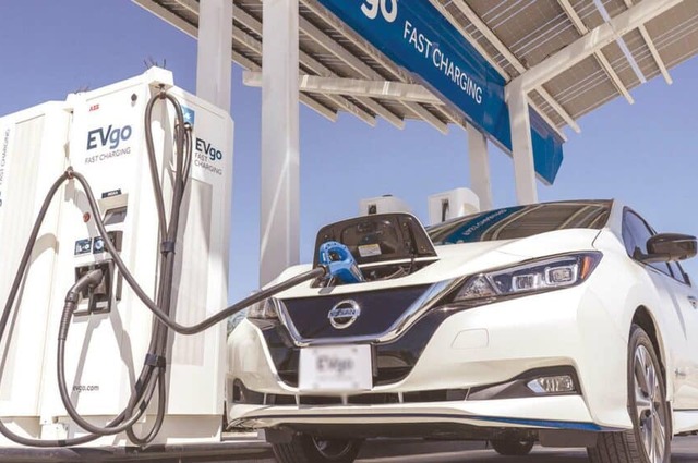 مؤسسة مصرية تبدأ تدريب الطلاب على صيانة السيارات الكهربائية