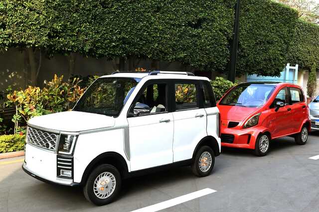 مدبولي يشاهد أول سيارات كهربائية محلية التصنيع قبل البدء في انتاجها الرسمي