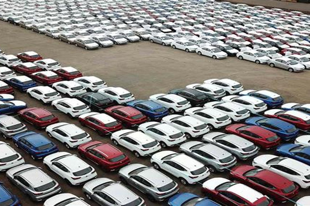 اقتراح بتخفيض قيمة الوديعة 50% لسيارات المصريين في الخليج