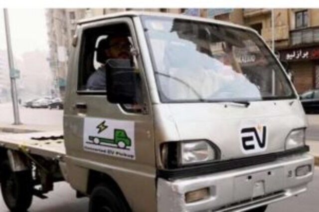طلاب مصريون يحولون سيارة عادية لكهربائية 