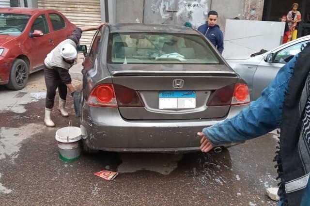 محاضر لسيارات في الجيزة بسبب اتلاف الأسفلت بالمياه