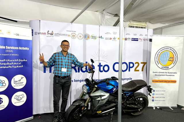البطل المصري على عبده يحضر لرحلة جديدة بدراجته الكهربائية لقمة المناخ في دبي