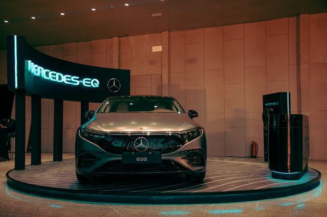 شاهدوا أول ظهور لمرسيدس EQS 450+ الكهربائية بالمتحف المصري الكبير