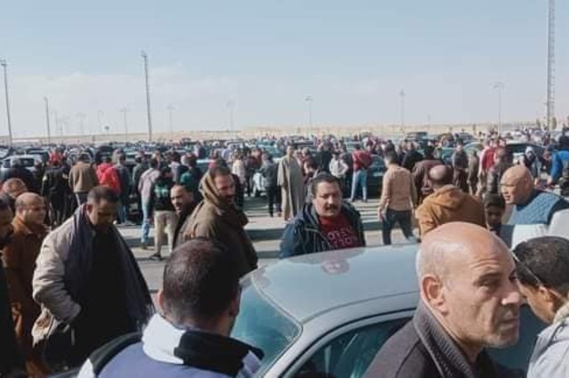 بالصور: اقبال كبير على سوق السيارات الجديد في القطامية