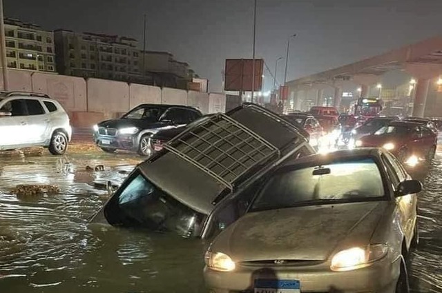 الداخلية تكشف سبب سقوط سيارة في حفرة بعمق 2 متر في التجمع 