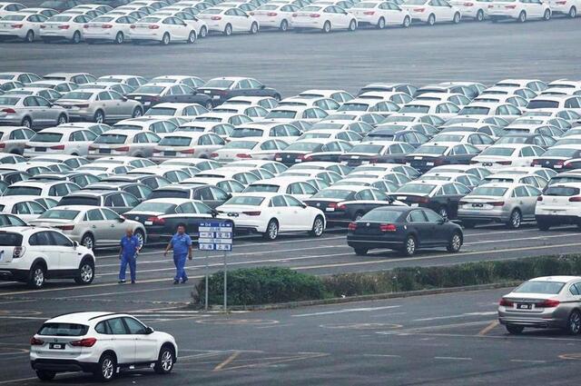 تجار السيارات تطالب بفتح باب استيراد موديلات 2022 وترخيصها محلياً