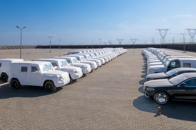 69 سيارة مرسيدس بنز تصل مصر في المركز اللوجيستي بالسخنة 