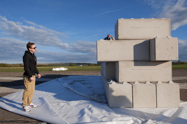 ماذا يحدث عندما تصطدم سيارة بجدار بسرعة 150 كم في الساعة ؟ 