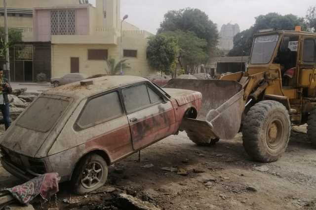 رفع السيارات المتهالكة في منطقة المنيرة بالجيزة وحملة لكلبشة سيارات مخالفة