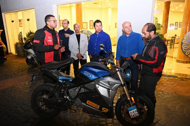 مصري ينهي رحلته التي حطمت الرقم القياسي لأطول مسافة بدراجة كهربائية