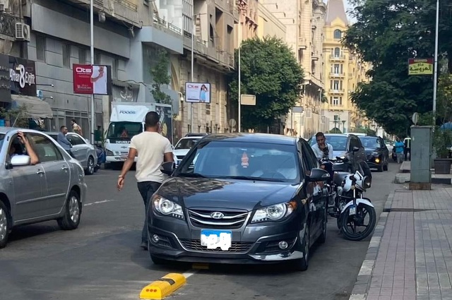 انتشار صور لتعدي السيارات على مسارات الدراجات الهوائية بالقاهرة