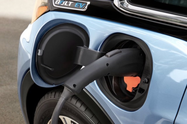 جنرال موتورز تستعرض مشروعاتها حول السيارات الكهربائية بمصر