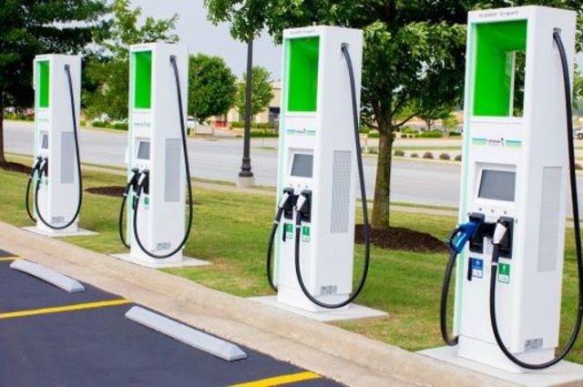 وزير الكهرباء يحدد أسعار شحن السيارات الكهربائية بمصر