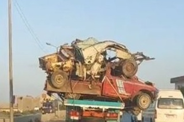 ضبط سائق نقل محملة بسيارات خردة بشكل خطير على طريق عام