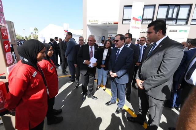 افتتاح وزير البترول لمحطة وقود لشركة توتال انرجى بطريق القاهرة – اسكندرية الصحراوى