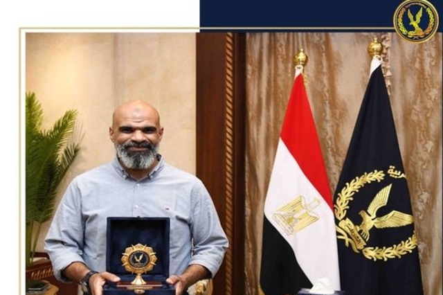 الداخلية تكرم السائق الذي اعترض متهور طريق السويس 