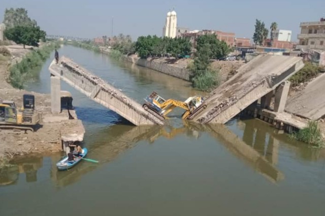 سقوط كوبري قديم فوق ترعة النوبارية بمصر خلال إزالته