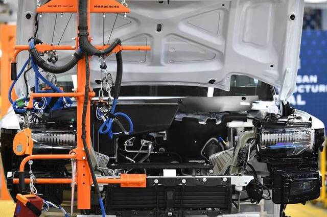 مصر تعلن عن أول شركة لتحويل المركبات العادية لكهربائية 