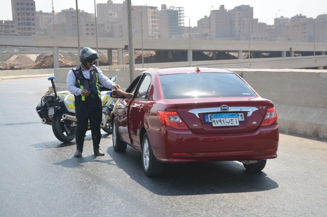 على مطلع الدائري وشبرا بنها الحر : ضبط 5 سيارات عكس الاتجاه