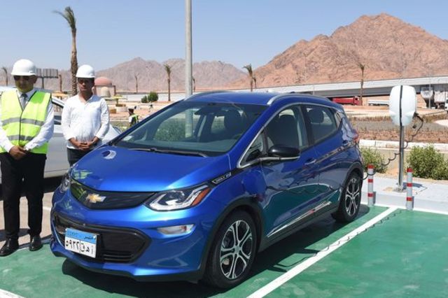 رئيس الوزراء يستقل سيارة كهربائية بشرم الشيخ ويؤكد أن تصنيعها سيوفر 30% من تكلفتها