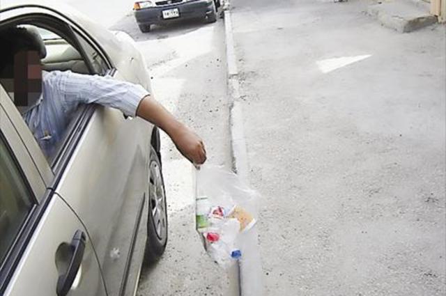 وقف مؤقت لرخصة أي سيارة تلقي قمامة بالطريق العام 