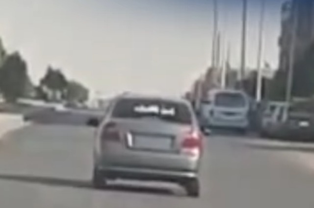 كتب على سيارته "بالمخالفة للقانون" ,, فسقط بالقانون 