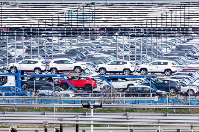 توقعات بانخفاض مبيعات السيارات للنصف في 2022