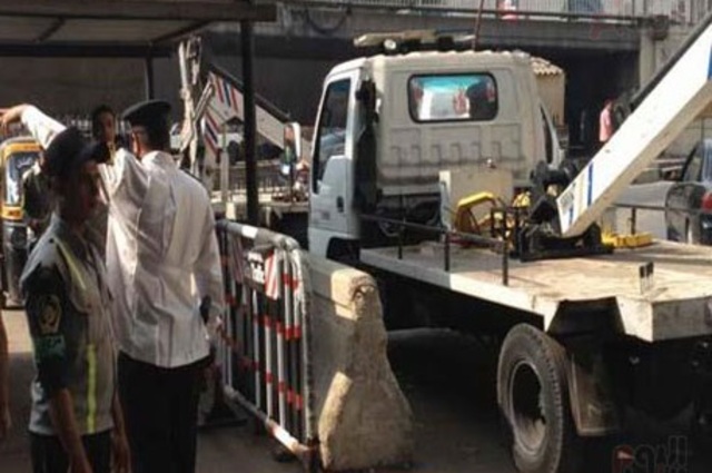 في الاسكندرية : مواطن يستلقي أمام ونش مرور لمنع سحب رخصه