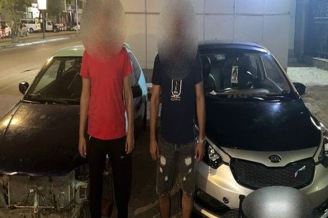 في قلب القاهرة : يقومان بحركات خطيرة بالسيارات ويعطلان الطريق العام