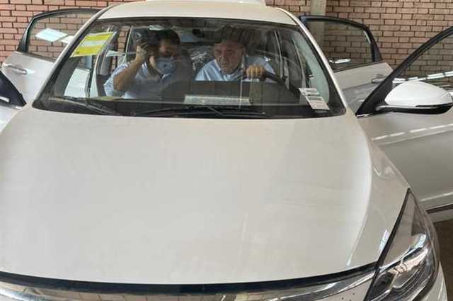 وزير قطاع الأعمال الجديد لن يتخلى عن فكرة السيارة الكهربائية