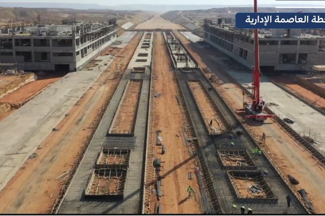 القطار الكهربائي يزين صحراء مصر