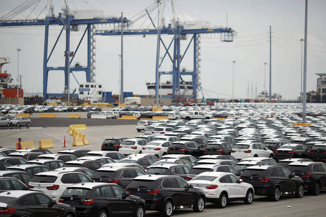 5200 سيارة محتجزة في الجمارك وتوجيهات حكومية بتسهيل الافراج عنها