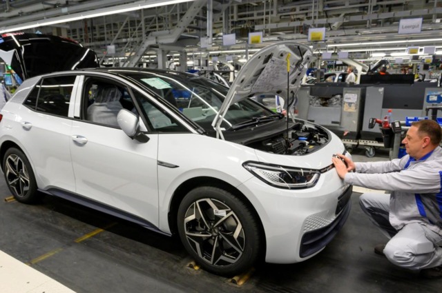 وضع ضوابط منظمة لتسريع الإفراج عن شحنات السيارات الواردة من الخارج بمصر 